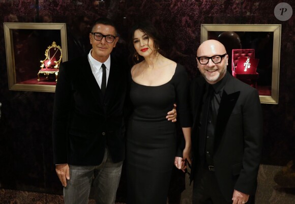Le styliste Stefano Gabbana, Monica Bellucci et le styliste Domenico Dolce inaugurent une boutique Dolce&Gabbana au centre commercial TsUM à Moscou, le 12 février 2014.