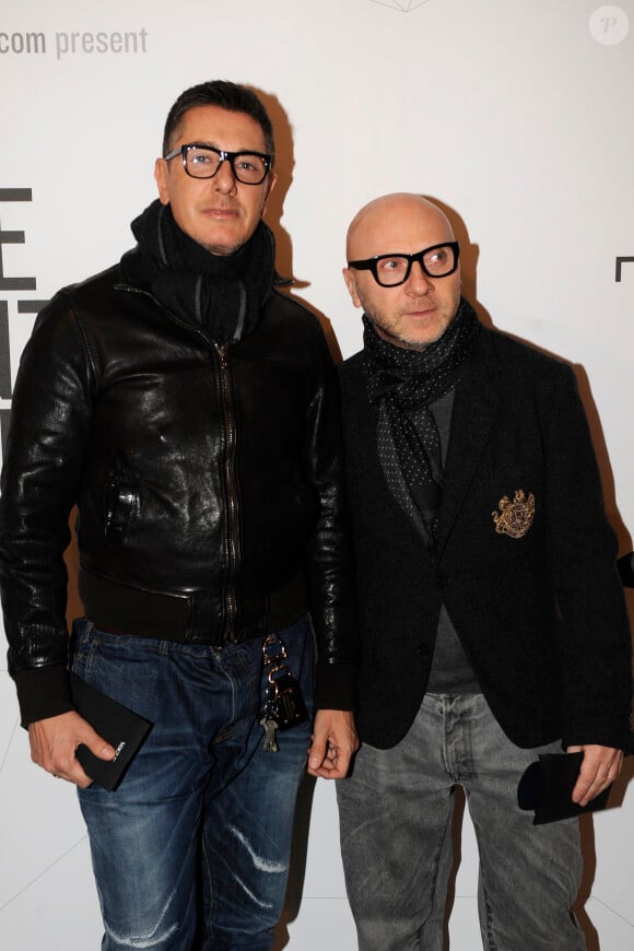 Stefano Gabbana (L) and Domenico Dolce arrivent à une soirée mode à Milan en févirer 2012