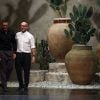 Stefano Gabbana et Domenico Dolce saluent l'assistance après leur défilé en septembre 2012