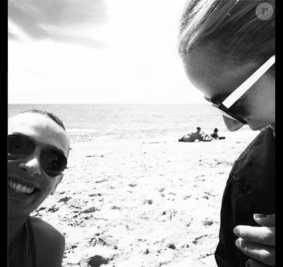 Alizée et son amoureux Grégoire Lyonnet profitant d'une plage corse le 1er mai 2014.