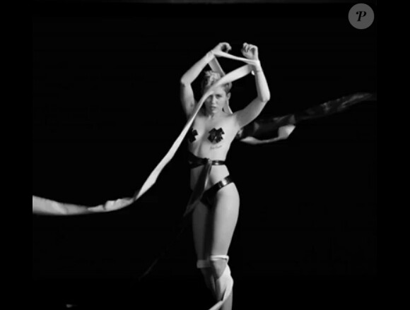 Miley Cyrus ultra-provoc' dans le clip de l'artiste Quentin Jones, dévoilé par le magazine Nowness, le 1er mai 2014.