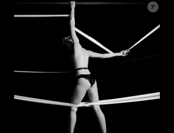 Miley Cyrus ultra-provoc' dans le clip de l'artiste Quentin Jones, dévoilé par le magazine Nowness, le 1er mai 2014.