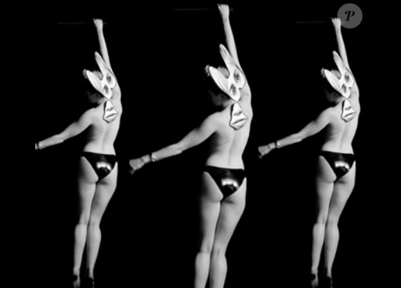 Miley Cyrus ultra-provoc' dans le clip de l'artiste Quentin Jones, dévoilé par le magazine Nowness, le 1er mai 2014.