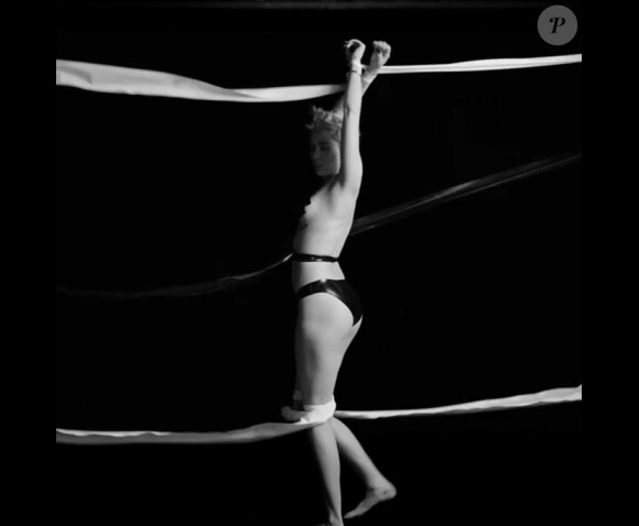 Miley Cyrus ultra-provoc' dans le clip de l'artiste Quentin Jones, dévoilé par le magazine Nowness, le 1er mai 2014.