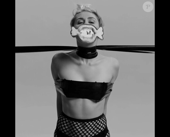 Miley Cyrus ultra-provoc' dans le clip de l'artiste Quentin Jones, dévoilé par le magazine Nowness, le 1er mai 2014.