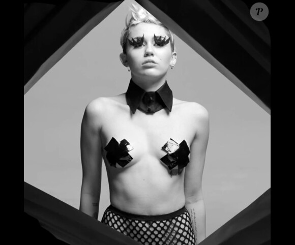 Miley Cyrus dans le clip de l'artiste Quentin Jones, dévoilé par le magazine Nowness, le 1er mai 2014.