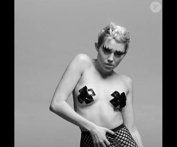 Miley Cyrus ultra-provoc' dans le clip de l'artiste Quentin Jones, dévoilé par le magazine Nowness, le 1er mai 2014.