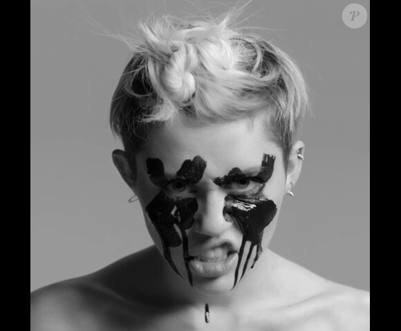 Miley Cyrus ultra-provoc' dans le clip de l'artiste Quentin Jones, dévoilé par le magazine Nowness, le 1er mai 2014.