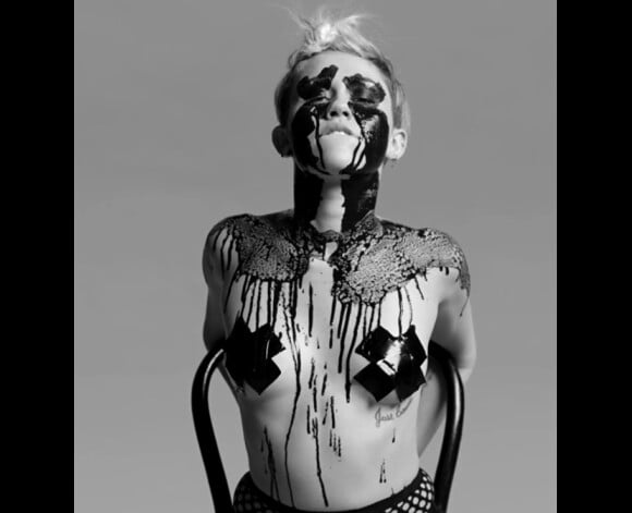Miley Cyrus en mode burlesque trash dans le clip de l'artiste Quentin Jones, dévoilé par le magazine Nowness, le 1er mai 2014.