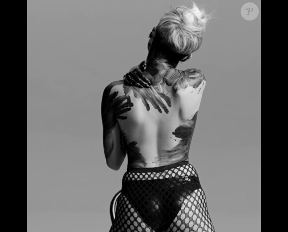 Miley Cyrus ultra-provoc' dans le clip de l'artiste Quentin Jones, dévoilé par le magazine Nowness, le 1er mai 2014.