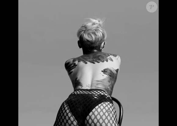 Miley Cyrus ultra-provoc' dans le clip de l'artiste Quentin Jones, dévoilé par le magazine Nowness, le 1er mai 2014.