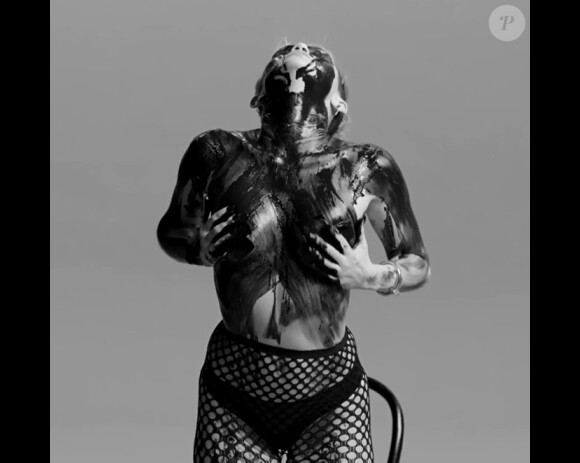 Miley Cyrus ultra-provoc' dans le clip de l'artiste Quentin Jones, dévoilé par le magazine Nowness, le 1er mai 2014.