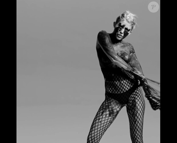 Miley Cyrus ultra-provoc' dans le clip de l'artiste Quentin Jones, dévoilé par le magazine Nowness, le 1er mai 2014.
