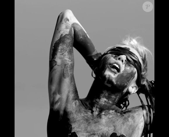 Miley Cyrus ultra-provoc' dans le clip de l'artiste Quentin Jones, dévoilé par le magazine Nowness, le 1er mai 2014.