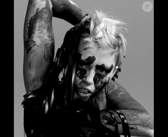 Miley Cyrus ultra-provoc' dans le clip de l'artiste Quentin Jones, dévoilé par le magazine Nowness, le 1er mai 2014.