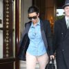 Kim Kardashian quitte l'hôtel Le Meurice, habillée de lunettes Céline, d'un blazer noir, d'une chemise et d'un pantalon Balmain, d'un sac Balenciaga et de souliers Giuseppe Zanotti. Paris, le 1er mai 2014.