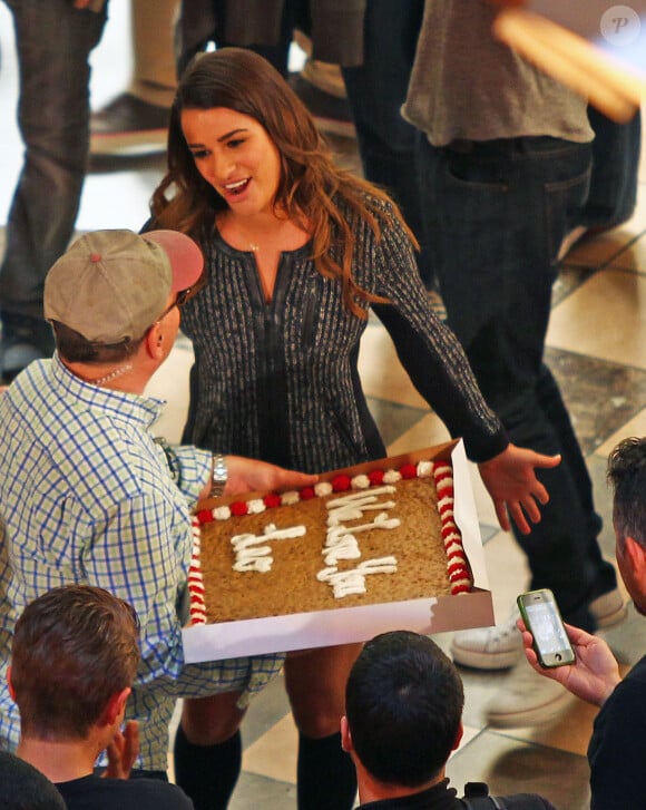 Lea Michele offre un énorme gâteau avec les inscriptions "We Love You Leo" sur le tournage de "Glee" à Burbank, le 1er mai 2014