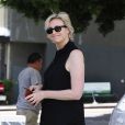 Jane Lynch fait le plein de sa voiture à Hollywood le 1er mai 2014.