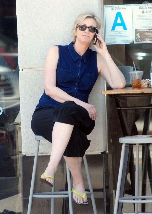Jane Lynch déjeune avec des amis à West Hollywood, le 30 avril 2014