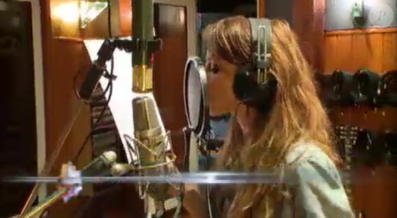 Dania en studio d'enregistrement dans Les Anges de la télé-réalité 6 sur NRJ 12 le vendredi 2 mai 2014
