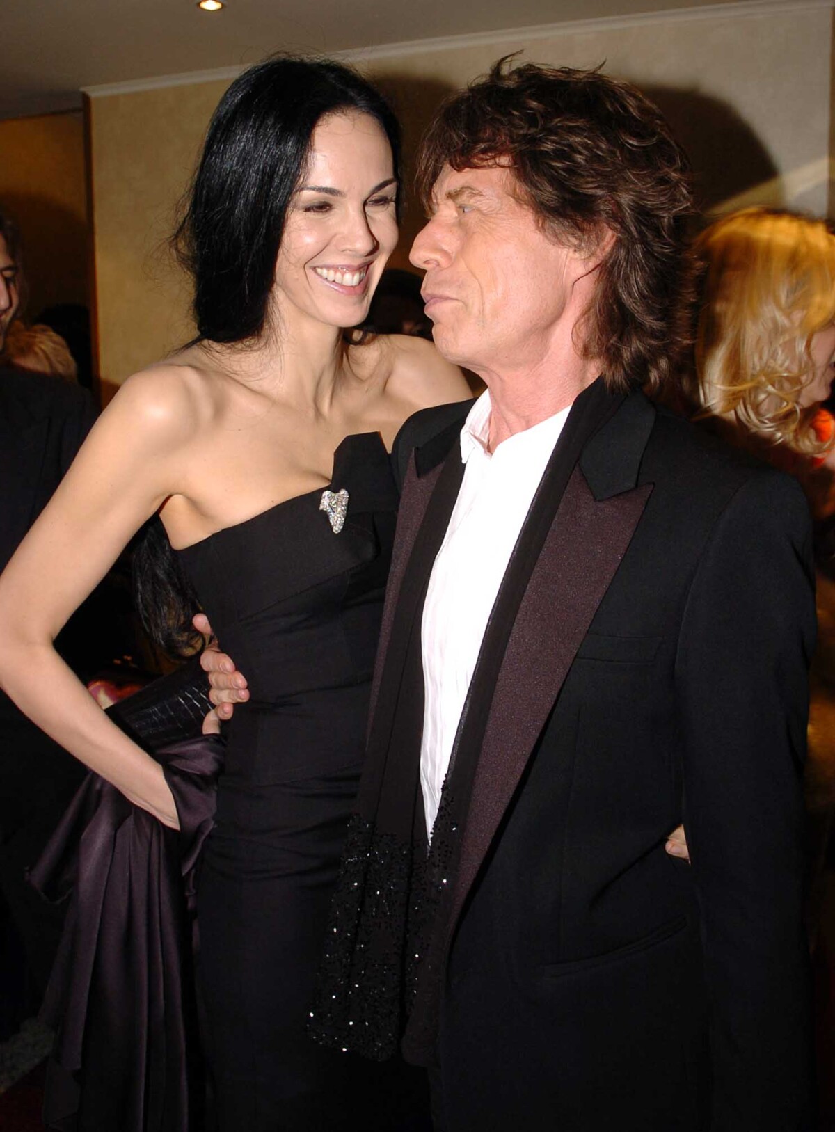 Vidéo Mick Jagger et sa compagne L'Wren Scott à la première de "Alfie" à Londres. Le 14