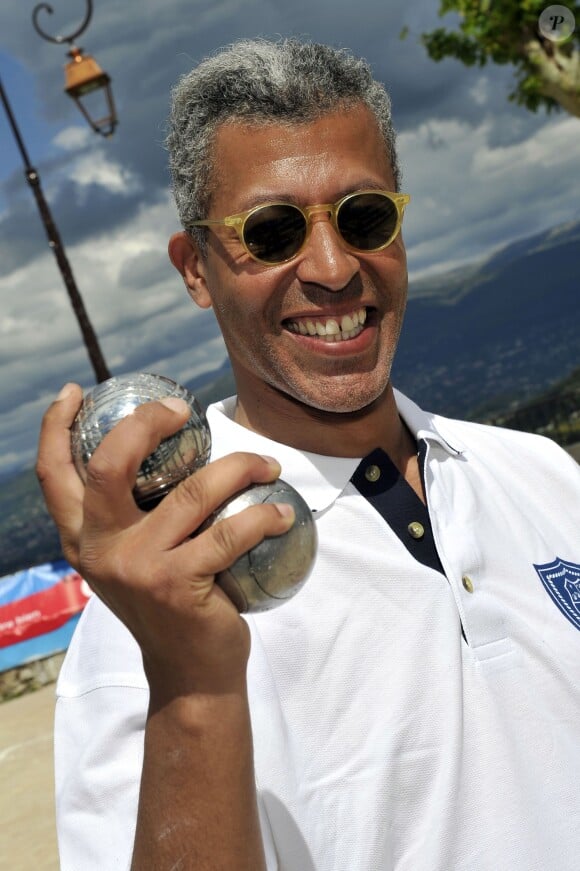Rachid M'Barki journaliste sur BFM lors de l'épreuve de pétanque organisée à Mougins dans le cadre du  1er Trophée du Sud des Alpes à Mougins. 4 mai 2014