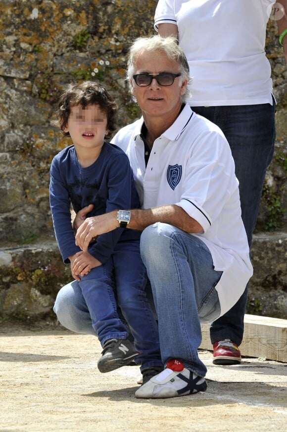 Franck Dubosc et son fils Raphaël lors de l'épreuve de pétanque organisée à Mougins dans le cadre du 1er Trophée du Sud des Alpes. 4 mai 2014