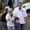 L'humoriste Franck Dubosc avec son fils Raphaël, pointe sous le regard de Jean-Marie Bigard lors de l'épreuve de pétanque organisée à Mougins dans le cadre du  1er Trophée du Sud des Alpes. 4 mai 2014