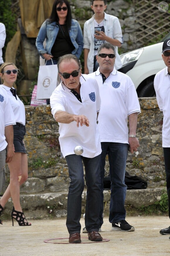 Le maire de Mougins Richard Galy pointe sous le regard de l'humoriste Jean-Marie Bigard lors de l'épreuve de pétanque organisée à Mougins dans le cadre du  1er Trophée du Sud des Alpes. 4 mai 2014