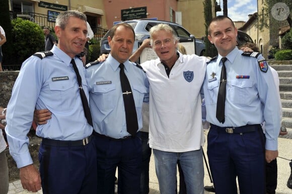 Franck Dubosc et les représentants de la gendarmerie lors de l'épreuve de pétanque organisée à Mougins dans le cadre du  1er Trophée du Sud des Alpes. 4 mai 2014