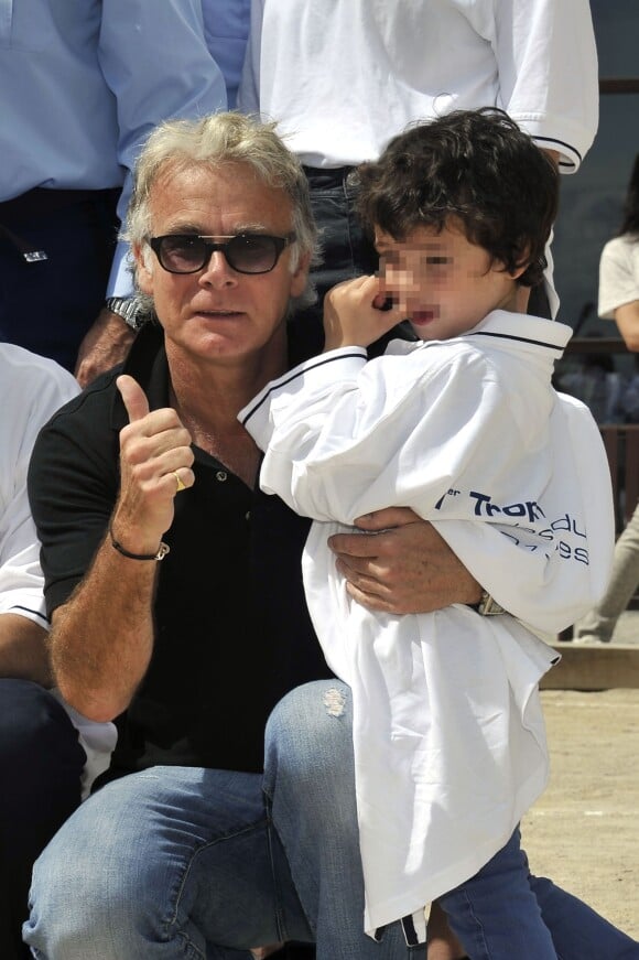 Franck Dubosc et son fils Raphaël lors de l'épreuve de pétanque organisée à Mougins dans le cadre du  1er Trophée du Sud des Alpes. 4 mai 2014