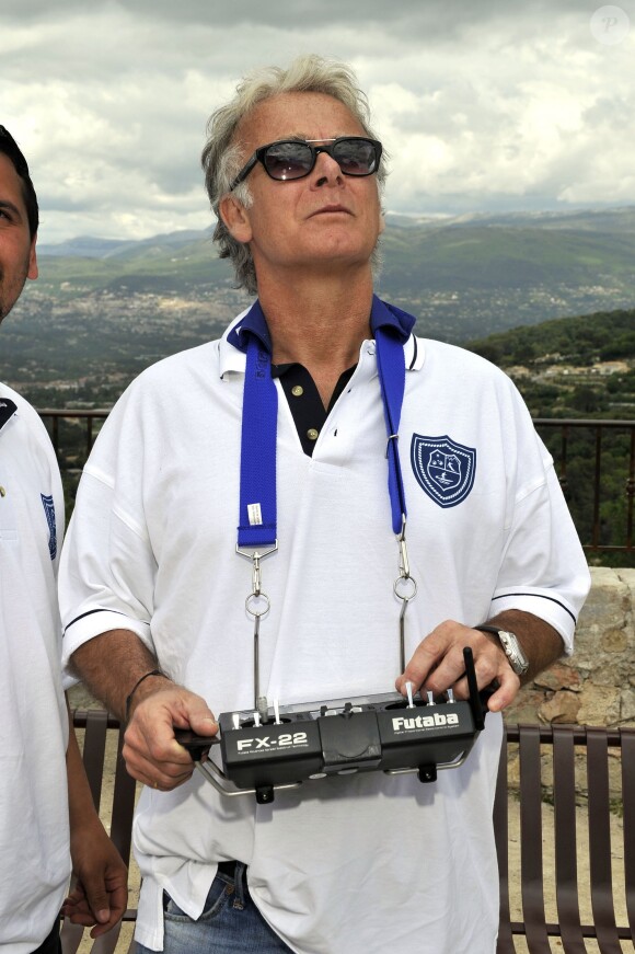 Exclusif - Franck Dubosc prend un cours de pilotage de drone lors de l'épreuve de pétanque organisée à Mougins dans le cadre du  1er Trophée du Sud des Alpes. 4 mai 2014
