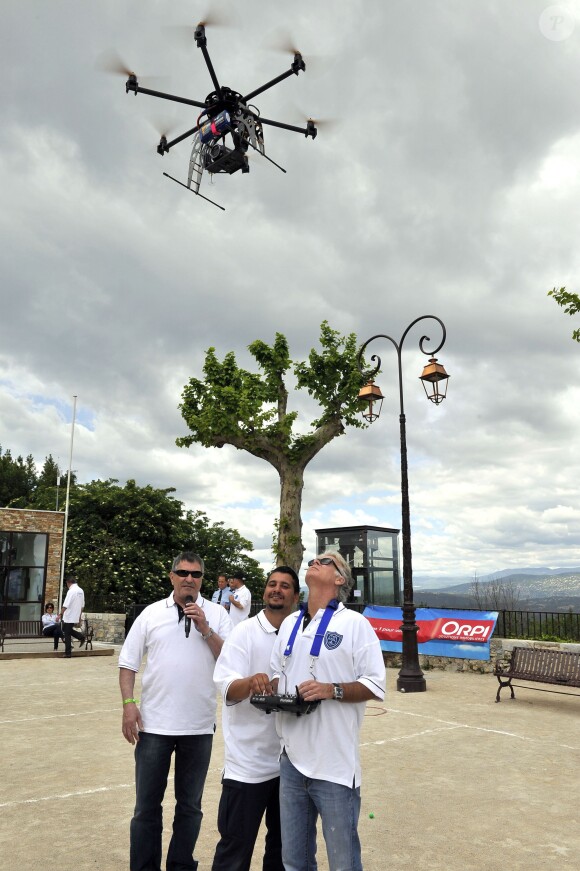 Exclusif - Franck Dubosc et Jean-Marie Bigard lors de l'épreuve de pétanque organisée à Mougins dans le cadre du  1er Trophée du Sud des Alpes. 4 mai 2014