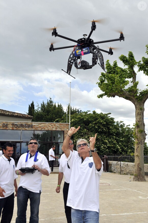 Exclusif - Franck Dubosc et Jean-Marie Bigard après leur match de pétanque, prennent un cours de pilotage de drone à Mougins dans le cadre du  1er Trophée du Sud des Alpes. 4 mai 2014