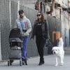 Fraîchement parents, Olivia Wilde et Jason Sudeikis se baladent avec leur enfant Otis Alexander dans le downtown Manhattan, New York, le 4 mai 2014.