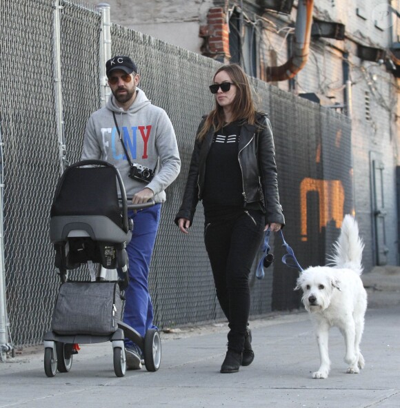 Fraîchement parents, Olivia Wilde et Jason Sudeikis se baladent avec leur enfant Otis Alexander dans le downtown Manhattan, New York, le 4 mai 2014.