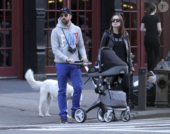 Fraîchement parents, Olivia Wilde et Jason Sudeikis se baladent avec leur enfant Otis Alexander et leur chien dans le downtown Manhattan, New York, le 4 mai 2014.