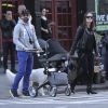 Fraîchement parents, Olivia Wilde et Jason Sudeikis se baladent avec leur enfant Otis Alexander dans le downtown Manhattan, New York, le 4 mai 2014.