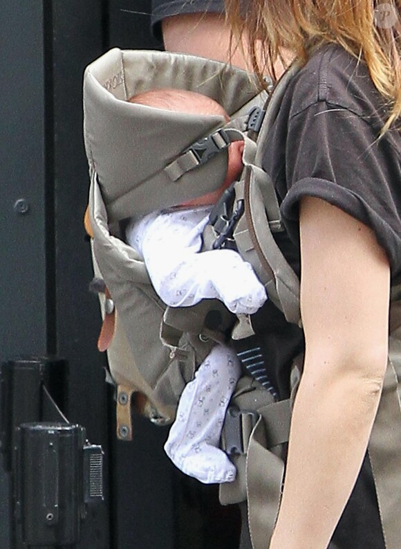Olivia Wilde avec son garçon Otis Alexander à New York, le 1er mai 2014.