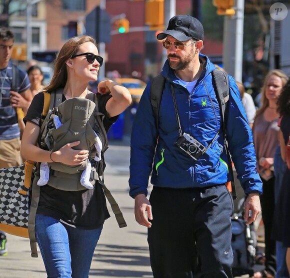 Olivia Wilde, Jason Sudeikis et leur fils Otis se promènent dans les rues de New York le 1er mai 2014.