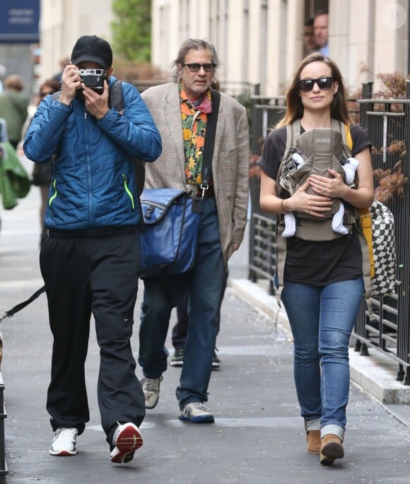 Olivia Wilde, Jason Sudeikis -qui tente de prendre en photo les paparazzi - et leur fils Otis se promènent dans les rues de New York le 1er mai 2014.