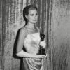 Grace Kelly aux Oscars 1955 où elle triomphe en tant que meilleure actrice.