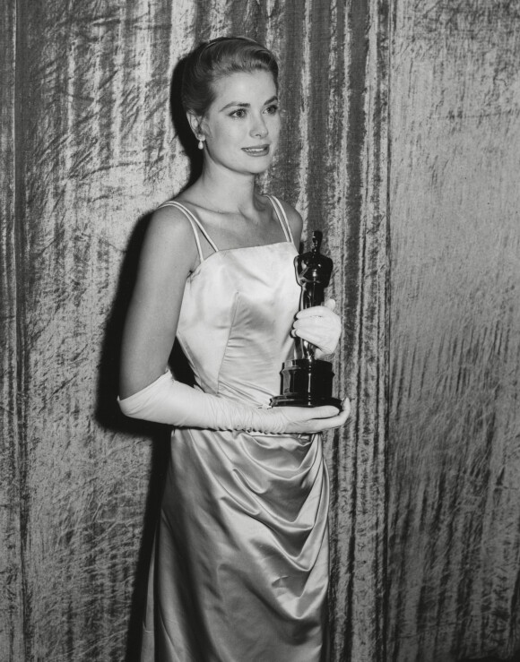 Grace Kelly aux Oscars 1955 où elle triomphe en tant que meilleure actrice.