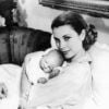 Prince Albert dans les bras de sa mère Grace de Monaco, en mars 1958.