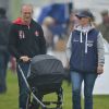 Mike Tindall et Zara Phillips se promenant avec leur fille Mia le 20 avril 2014