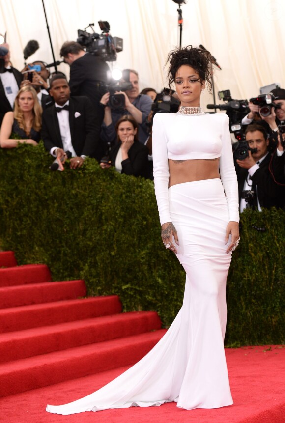 Rihanna, ravissante et habillée par Stella McCartney, assiste au MET Gala au Metropolitan Museum of Art, pour le vernissage de l'exposition Charles James: Beyond Fashion. New York, le 5 mai 2014.