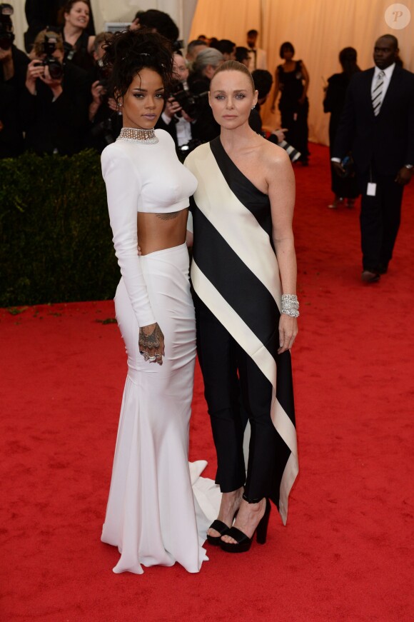 Rihanna et Stella McCartney assistent au MET Gala au Metropolitan Museum of Art, pour le vernissage de l'exposition Charles James: Beyond Fashion. New York, le 5 mai 2014.