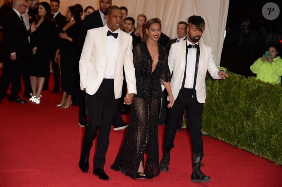 Beyoncé, escortée par Jay Z et son styliste Ty Hunter, fait son arrivée sur le tapis du Metropolitan Museum of Art, pour le vernissage de l'exposition Charles James: Beyond Fashion. New York, le 5 mai 2014.