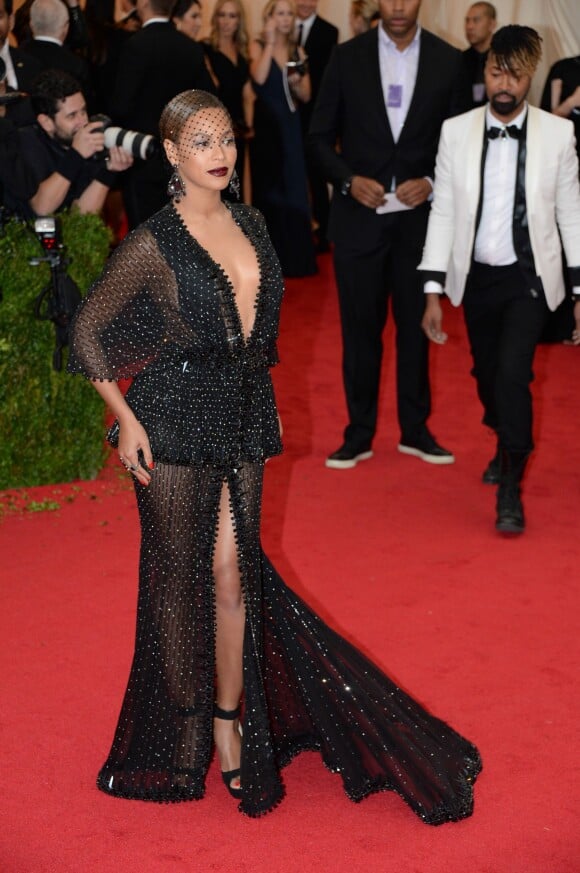 Beyoncé Knowles, sous l'oeil de son styliste Ty Hunter, prend la pose devant les photographes du MET Gala au Metropolitan Museum of Art. New York, le 5 mai 2014.