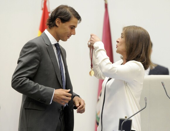Le tennisman Rafael Nadal reçoit des mains de la maire de Madrid Ana Botella le titre de "Fils adoptif" de la ville de Madrid, le 5 mai 2014. 